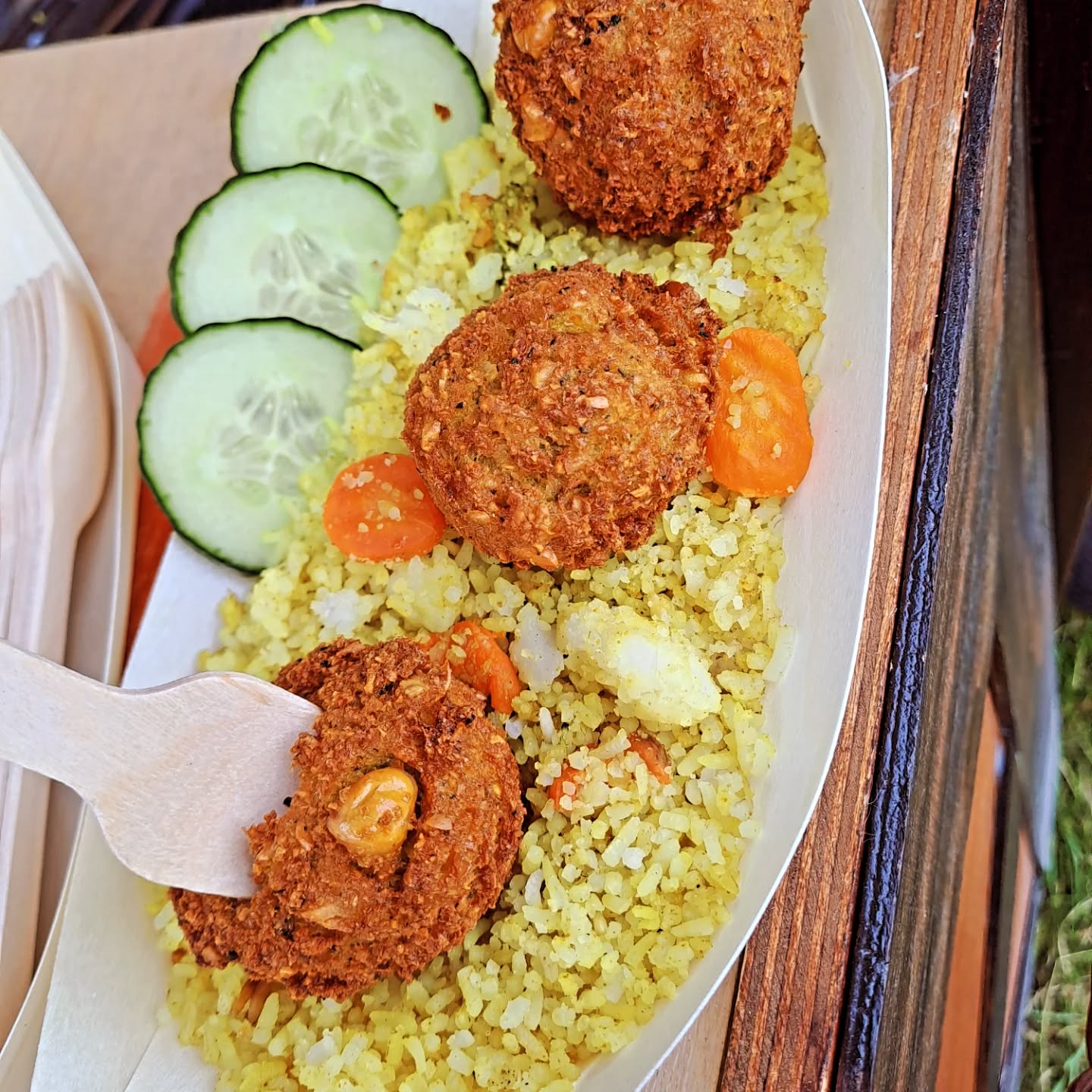 Falafel mit Curry-Gemüse-Reis-Pfanne und Sauce – die Satt-Portion
