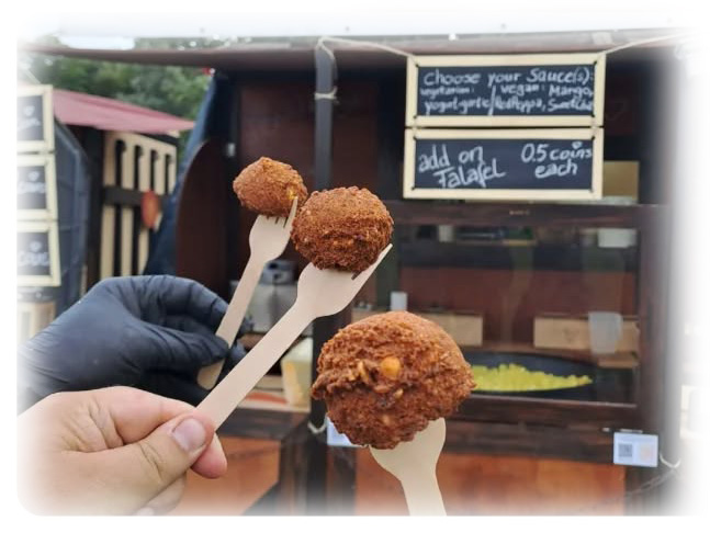 Frisch frittierte Falafelbällchen mit Kräutern