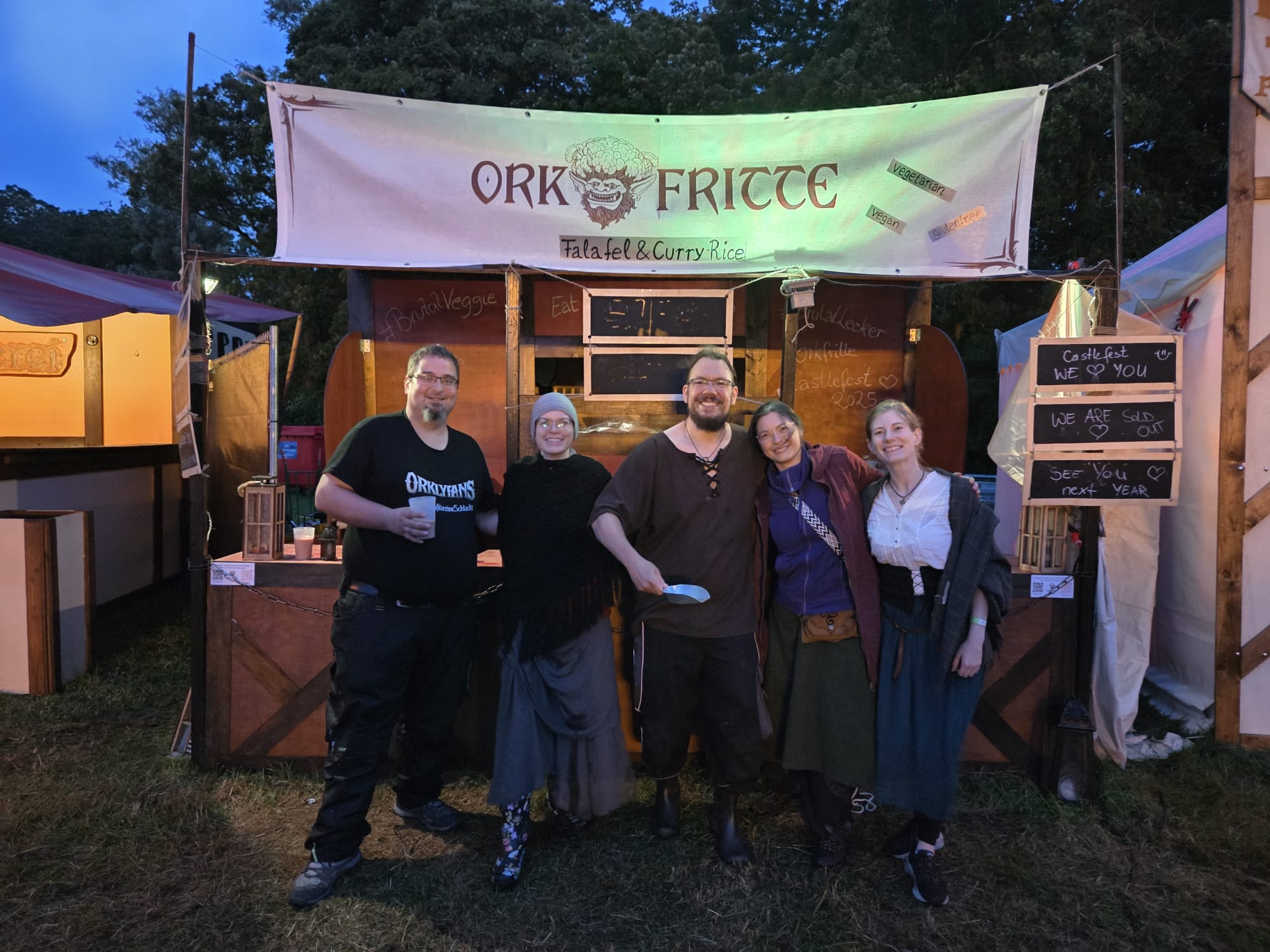 Orkfritte-Team vor dem Festivalstand
